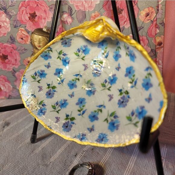 DECOUPAGE CLAM SHELL DECOUPAGE BLUE FLOWERS AND BUTTERFLIES 🦋 ON A CLAM SHELL - Picture 3 of 7